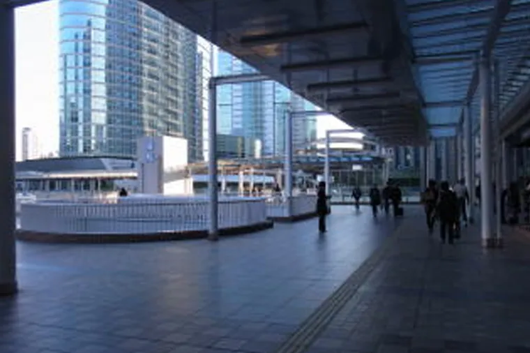「アトレ品川」を抜けたところを右に道なりに進みます。