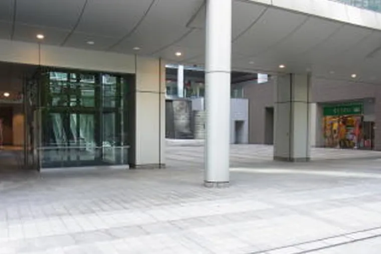 一番下った辺りで「品川グランドコモンズ」側を見ると、「屋台DELi 太陽生命品川ビル店」の店舗があります。