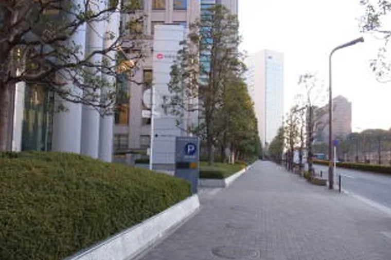 品川駅方面から南側を見ると「太陽生命ビル」（同名の看板が目印）が見えます。奥のビルに安斎歯科が入っています。