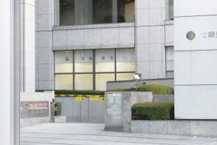 品川駅方面から南側を見ると「太陽生命ビル」（同名の看板が目印）が見えます。奥のビルに安斎歯科が入っています。
