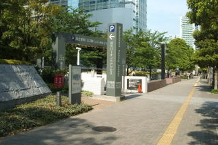 上記の車寄せを通り過ぎ、次の交差点を左折します（線路西側より「八ツ山アンダーパス」直進も同じ道に出ます）。南側の道路を進むと左手に「品川パーキングアクセス」の入口が現れます。