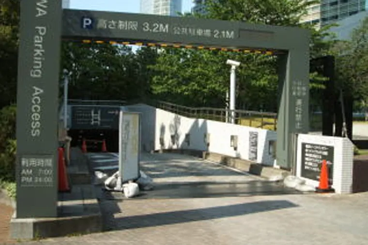 上記の車寄せを通り過ぎ、次の交差点を左折します（線路西側より「八ツ山アンダーパス」直進も同じ道に出ます）。南側の道路を進むと左手に「品川パーキングアクセス」の入口が現れます。