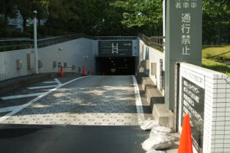 左折して北への地下通路へ入ります。